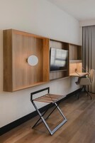 迷你吧、客房内保险箱、办公桌、遮光窗帘