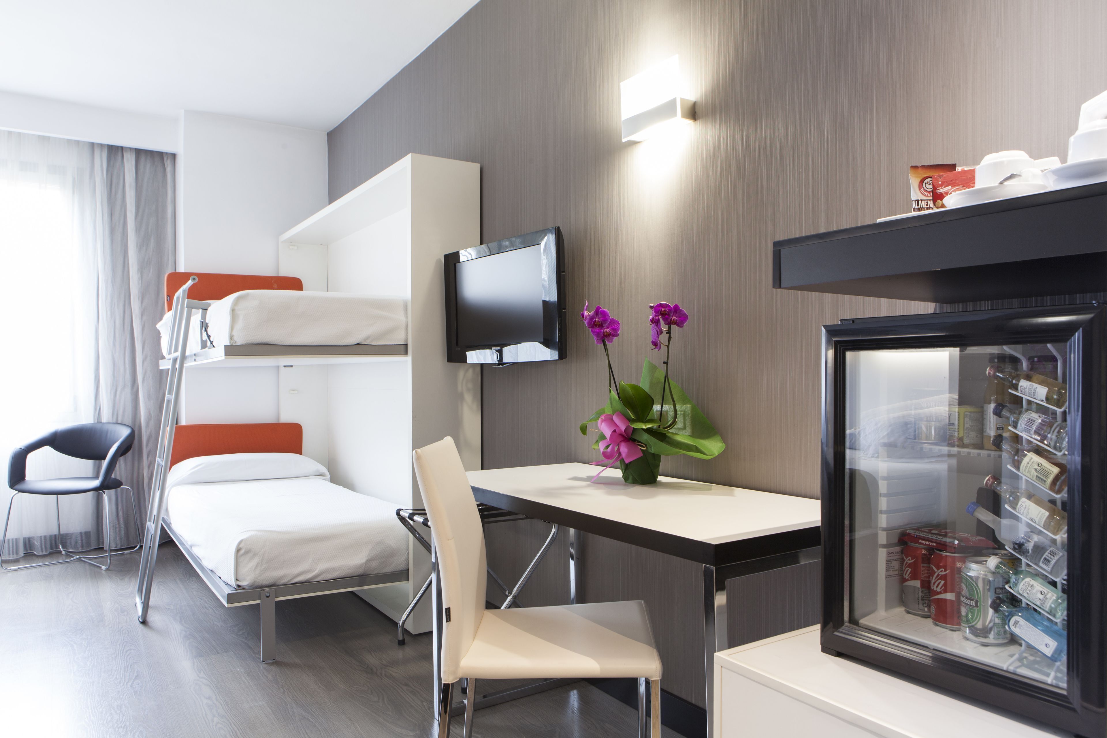 Minibar, safe på rommet, skrivebord og blendingsgardiner