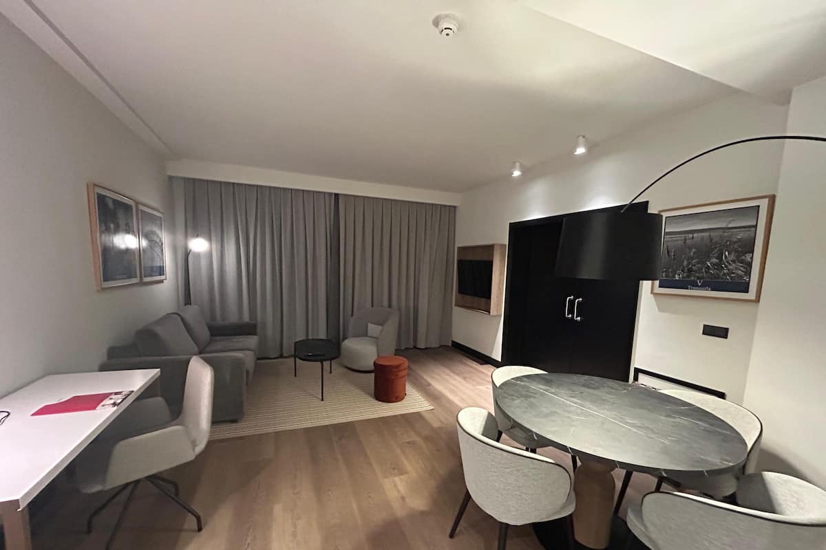 Superior Room | 1 bedroom, minibar, in-room safe, desk