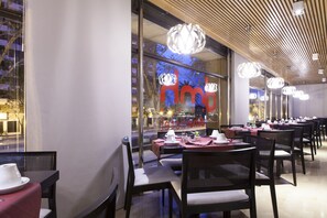Desayuno buffet diario (EUR 12 por persona)