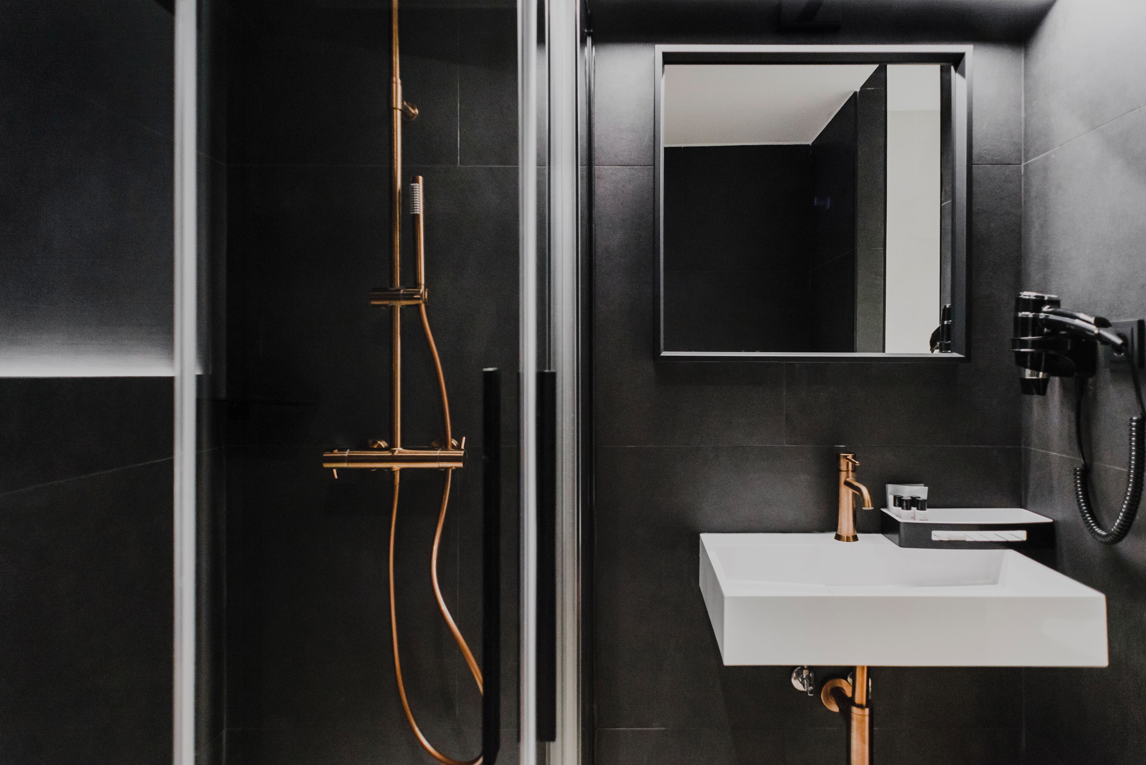 triple room (2 adults + 1 child) | bathroom | free toiletries, hair dryer, bidet, towels