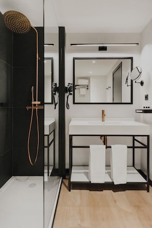 Gratis toiletartikelen, een haardroger, een bidet, handdoeken