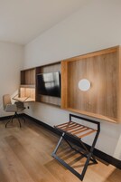 Minibar, caja de seguridad en la habitación y escritorio 