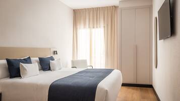 Duntäcken, minibar, värdeförvaringsskåp på rummet och skrivbord