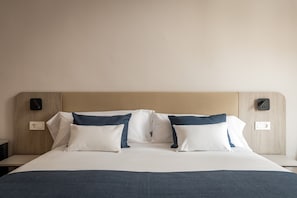 Dubbelrum | Duntäcken, minibar, värdeförvaringsskåp på rummet och skrivbord