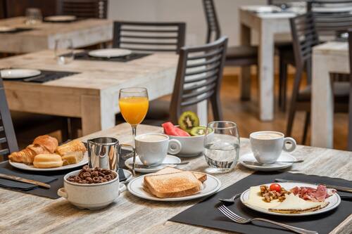 Tägliches Frühstücksbuffet gegen Gebühr
