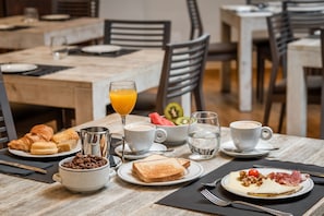 Daily buffet breakfast (EUR 12 per person) - Hotel Don Jaime 54 (Zaragoza)