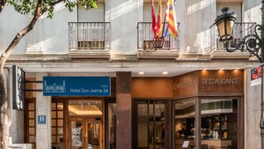 Hotel Don Jaime 54 with a signboard, entrance, and a restaurant named CAFETERIA RESTAURANTE. - Hotel Don Jaime 54 (Zaragoza)