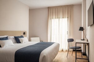 Chambre double | Couette en duvet, minibar, coffre-fort, bureau