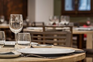 S'hi serveixen esmorzars, dinars i sopars 
