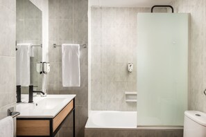 Combined shower/tub, hair dryer, towels, soap - Hotel Don Jaime 54 (Zaragoza)