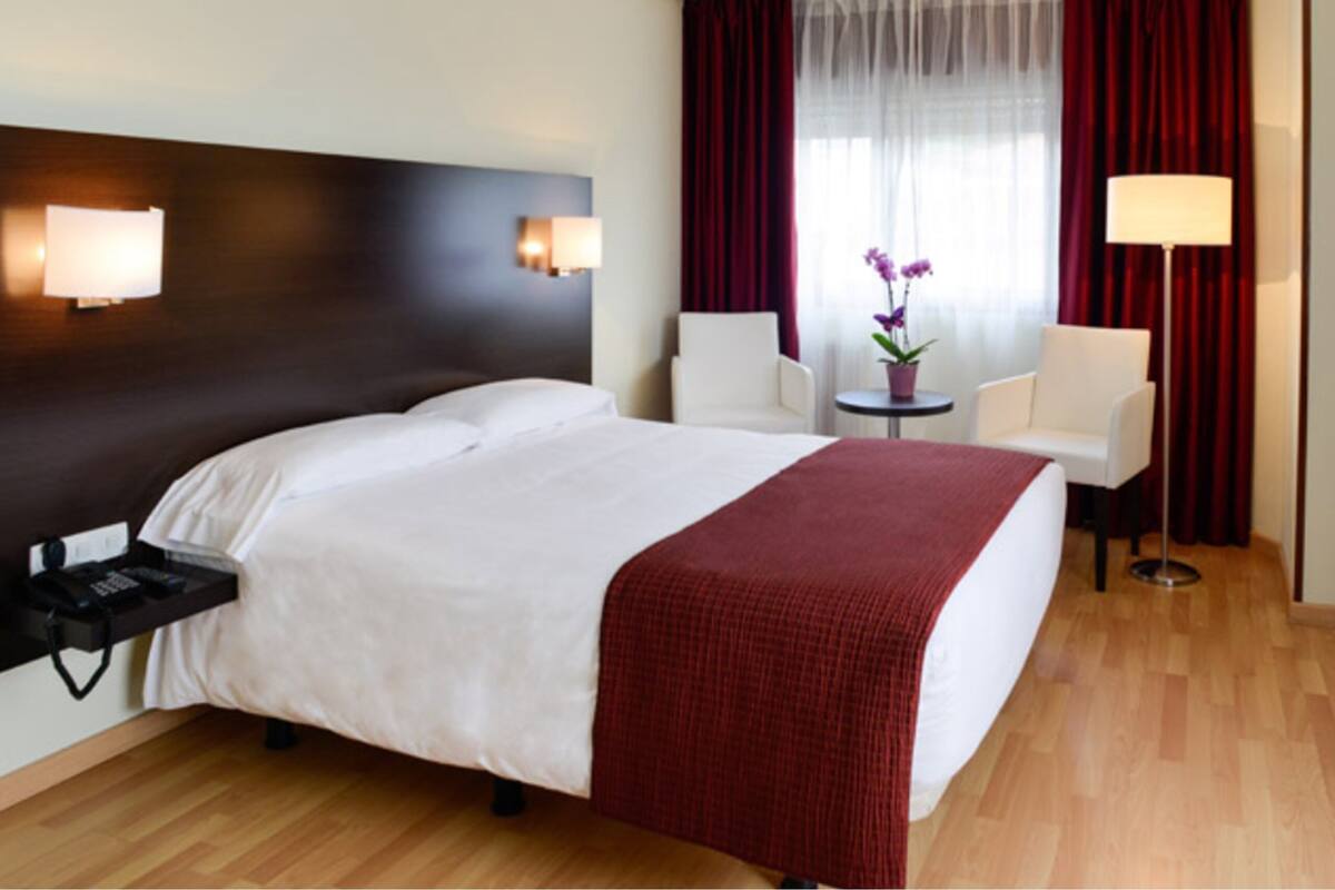 Premium bedding, desk, free cots/infant beds, free WiFi