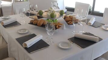 2 restaurants, breakfast served