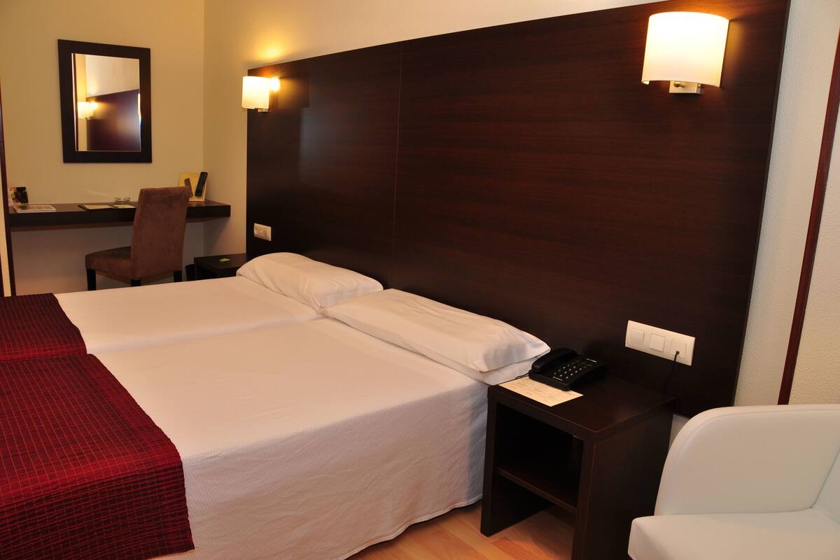Premium bedding, desk, free cots/infant beds, free WiFi