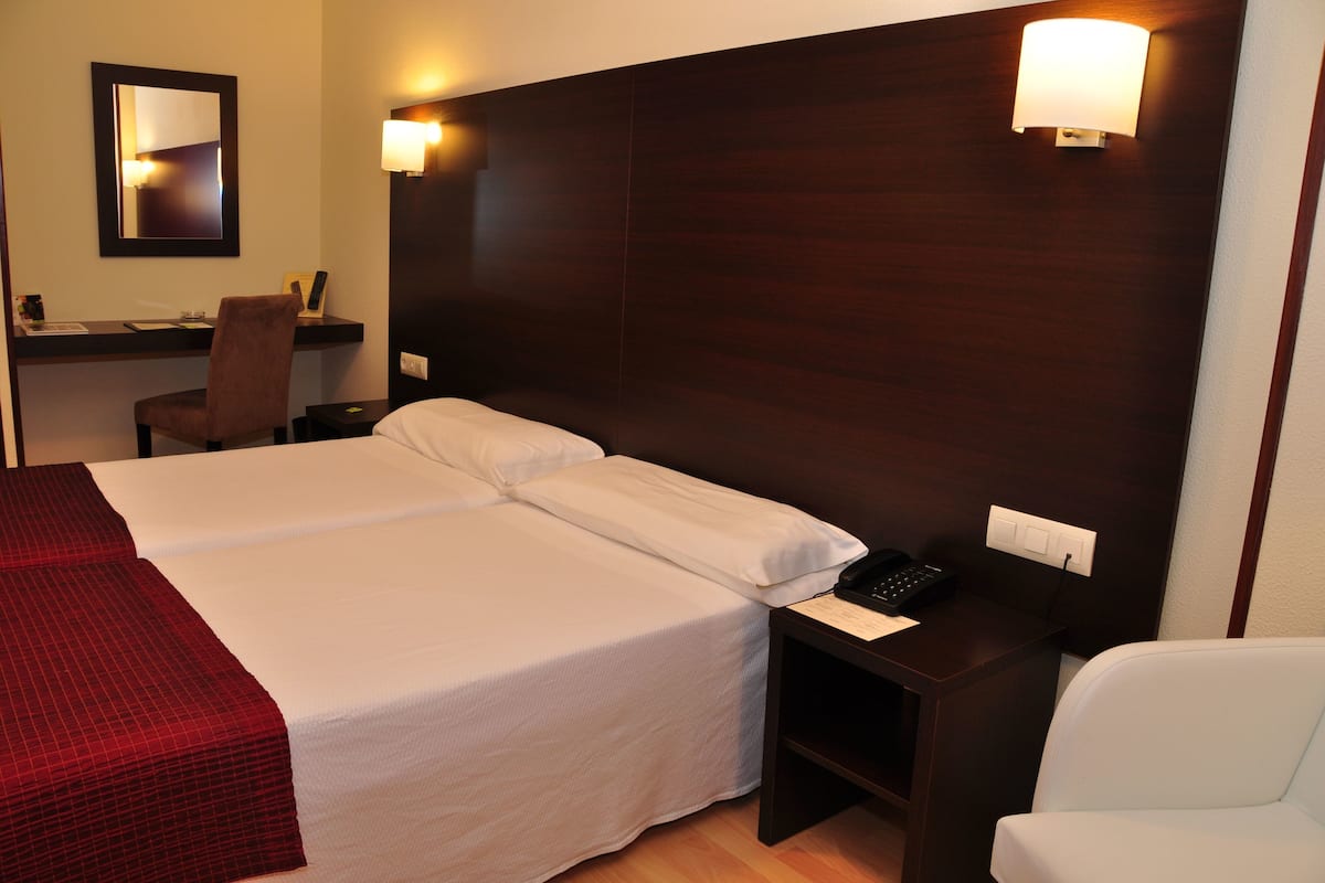 Premium bedding, desk, free cribs/infant beds, free WiFi