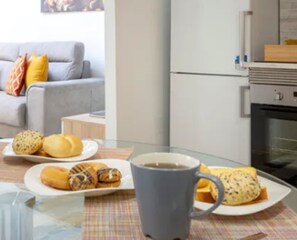 Se ofrece un desayuno bufé todos los días (12 EUR por persona)