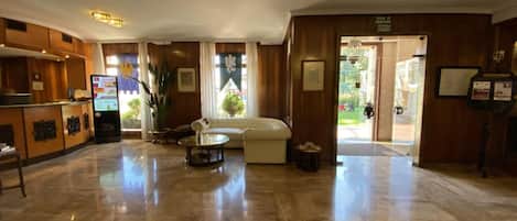 Bar-salon dans le hall