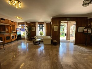 Lobby-Lounge