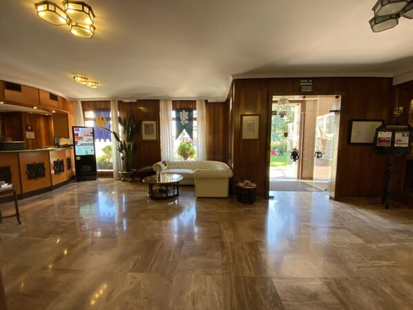 Lobby-lounge