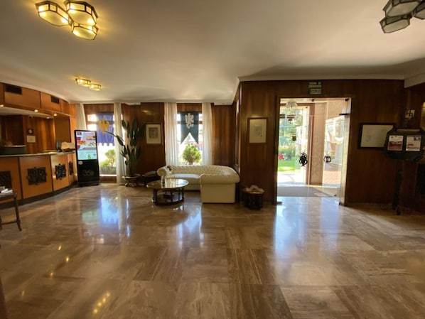 Lobby lounge