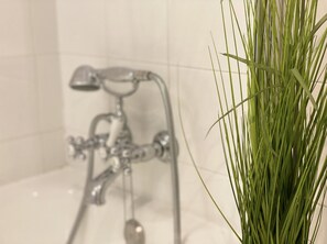 Bathtub, free toiletries, hair dryer, bidet - Hotel El Bedel (Alcala de Henares)