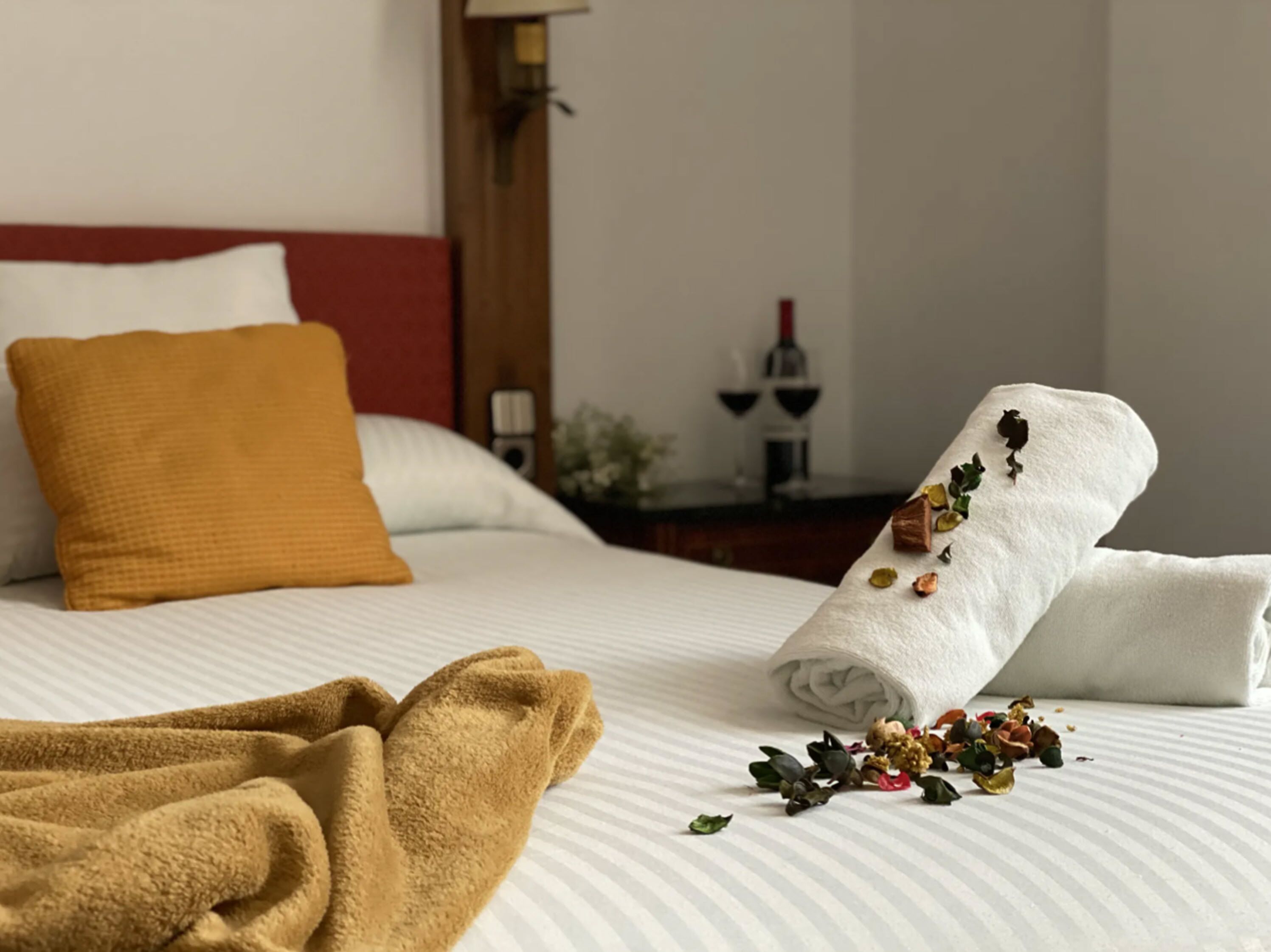 高級雙人房 | 客房內保險箱、書桌、熨斗/熨衣板、搖籃/嬰兒床