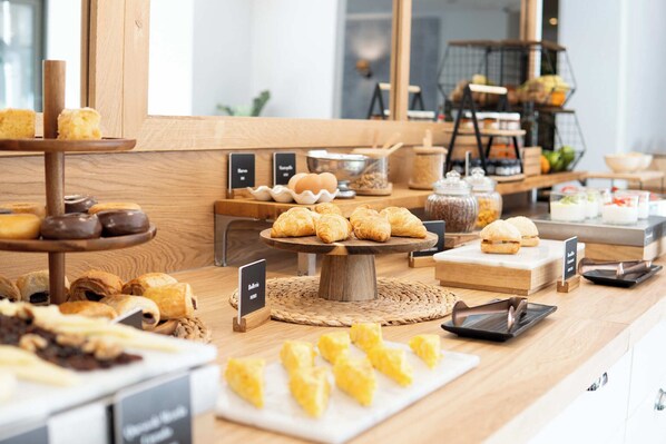 Daily buffet breakfast (EUR 18 per person) - Arenas Atiram Hotels (Barcelona)