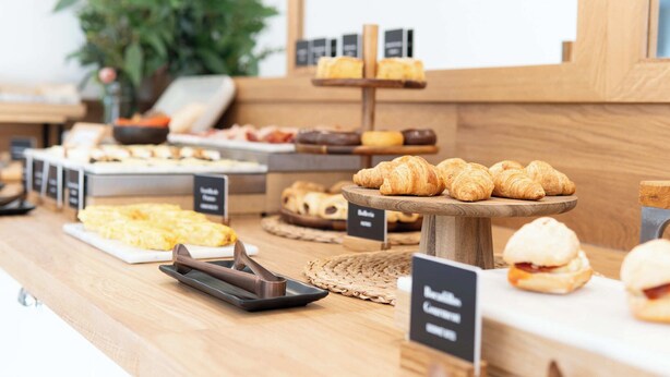 Ein reichhaltiges Frühstücksbuffet mit verschiedenen Gebäckstückchen und Sandwiches.