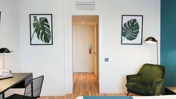 Luxe beddengoed, een minibar, een kluis op de kamer, een bureau