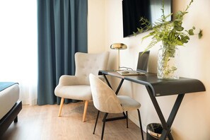 行政客房 | 高档床上用品、迷你吧、客房内保险箱、办公桌