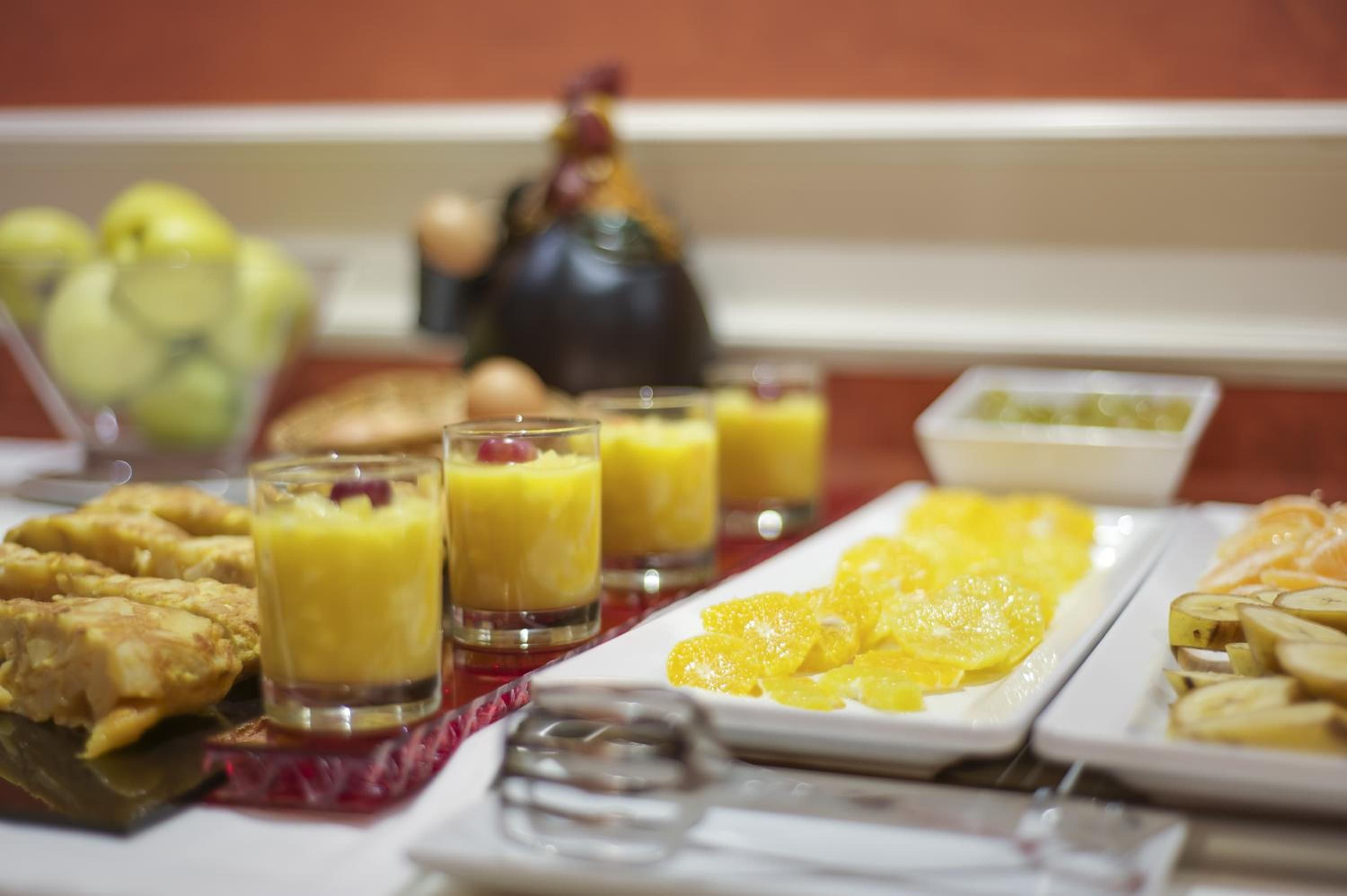 Un buffet della colazione con diversi cibi e bevande.
