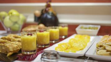 Un buffet della colazione con diversi cibi e bevande.