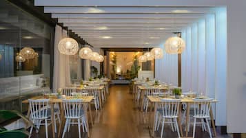 Der serveres frokost og aftensmad