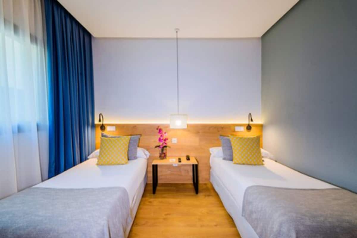 Standard-Zweibettzimmer | Zimmersafe, Schreibtisch, laptopgeeigneter Arbeitsplatz