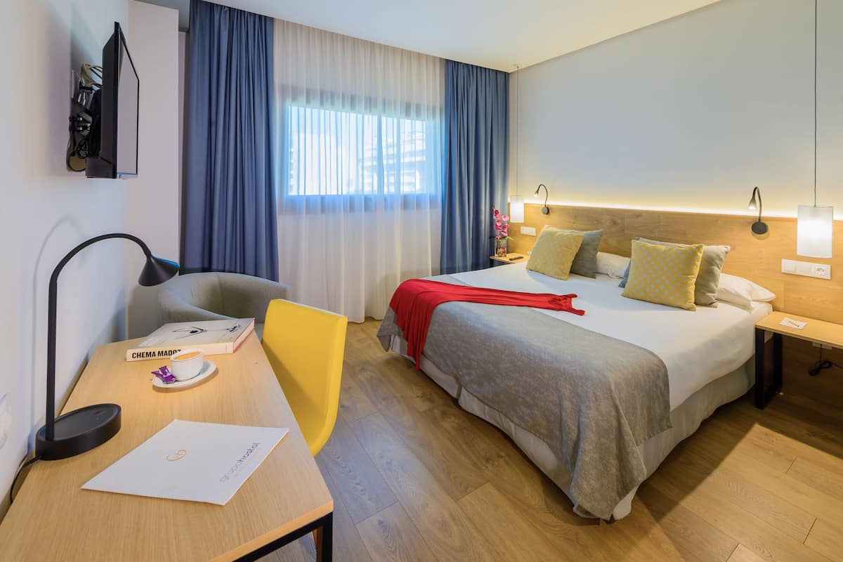 Standard-Doppelzimmer | Zimmersafe, Schreibtisch, laptopgeeigneter Arbeitsplatz