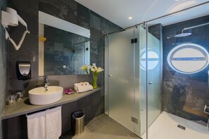 Habitación doble superior | Baño | Artículos de higiene personal gratuitos, secador de pelo, bidé y toallas