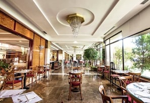 Tägliches Frühstücksbuffet (8.95 EUR pro Person)