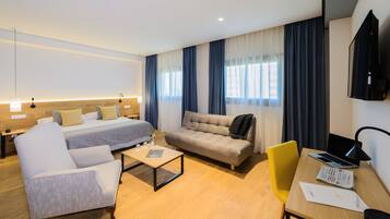 Superior tweepersoonskamer | Een kluis op de kamer, een bureau, een laptopwerkplek