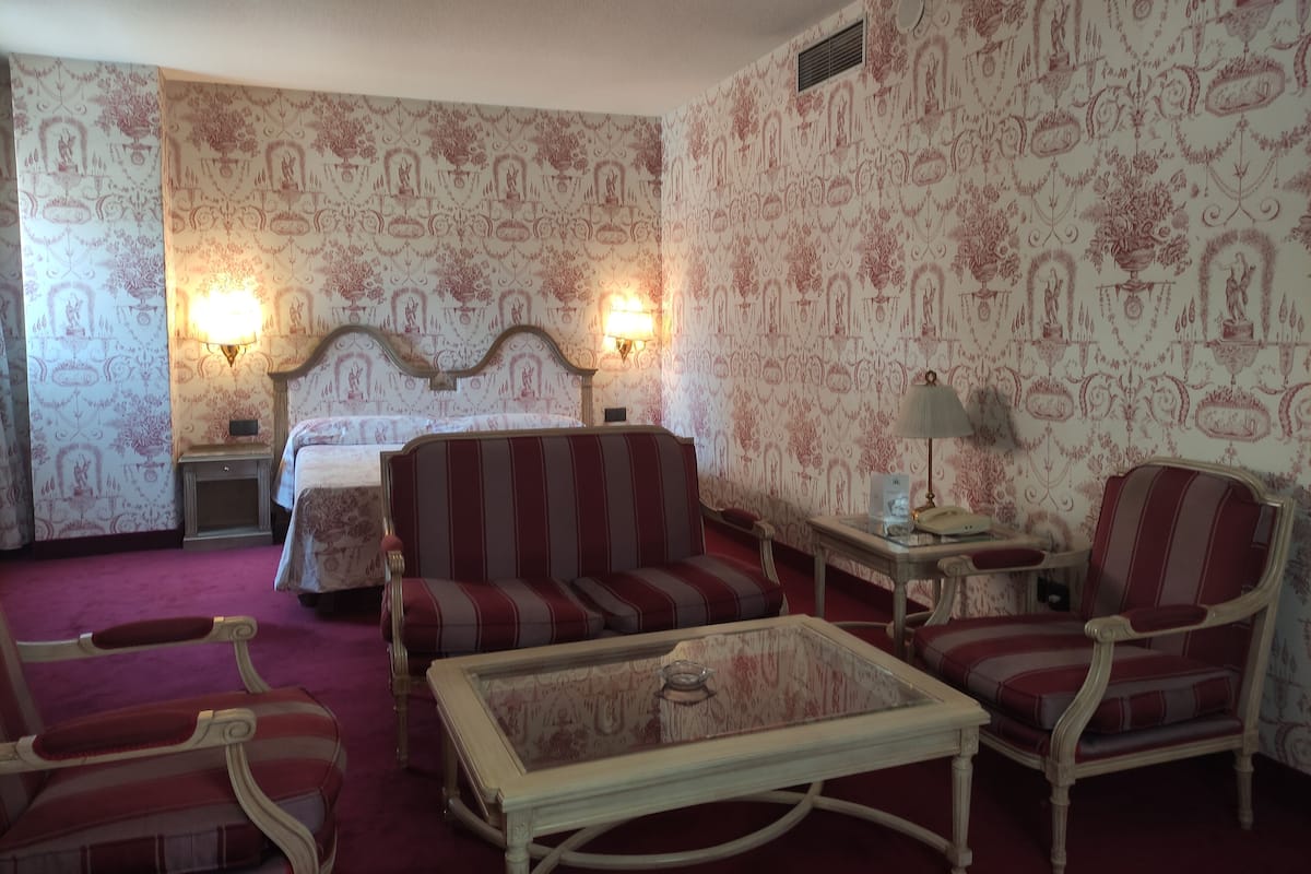 In-room safe, desk, iron/ironing board, WiFi (free)