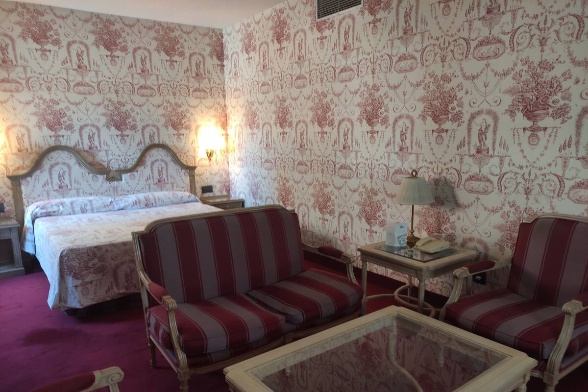 Junior Suite | In-room safe, desk, iron/ironing board, free WiFi