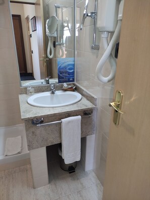 Room, 1 Single Bed | Bathroom