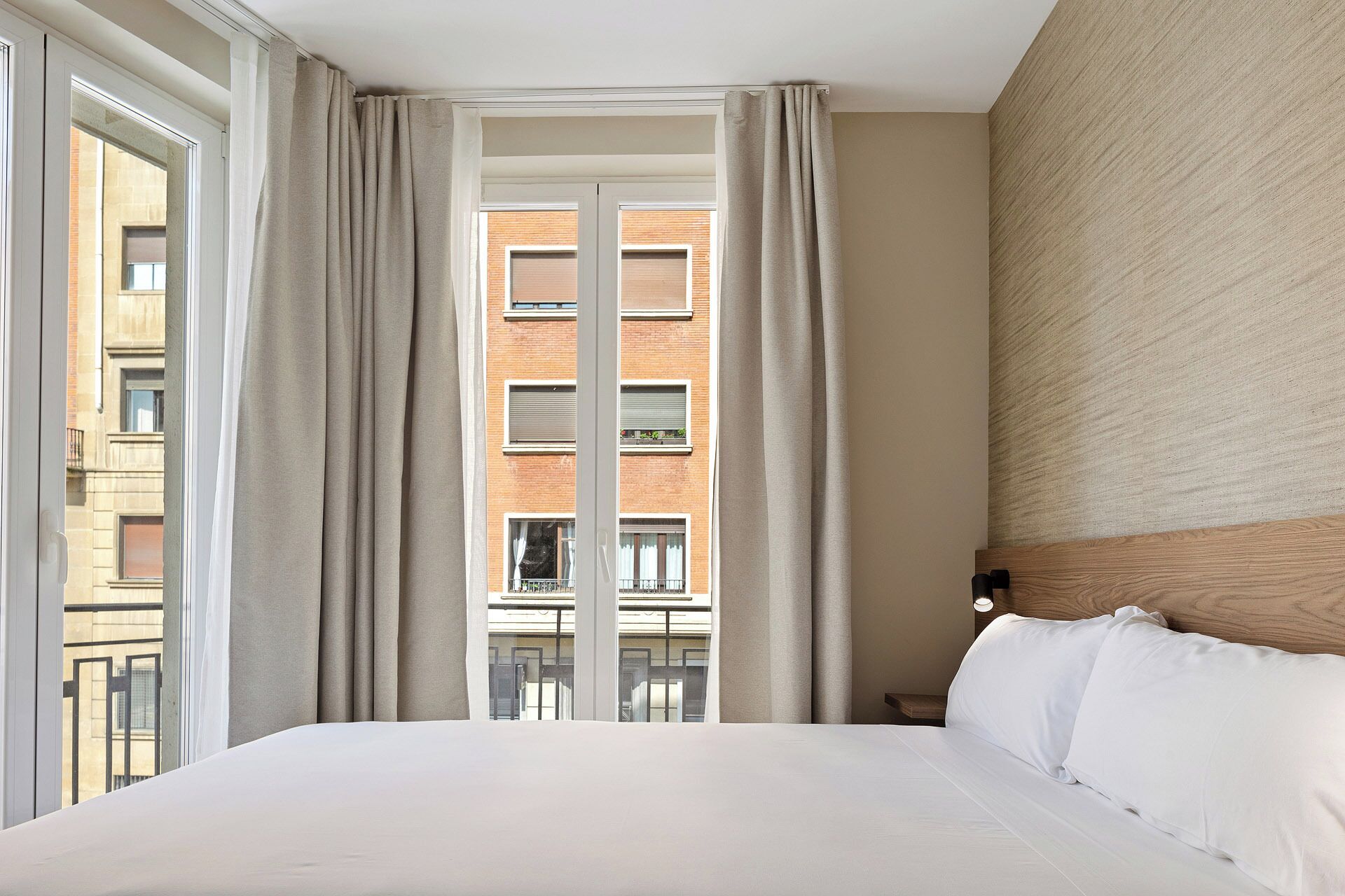 スタンダード ダブルまたはツインルーム | ミニバー、セーフティボックス (室内)、デスク、遮光カーテン