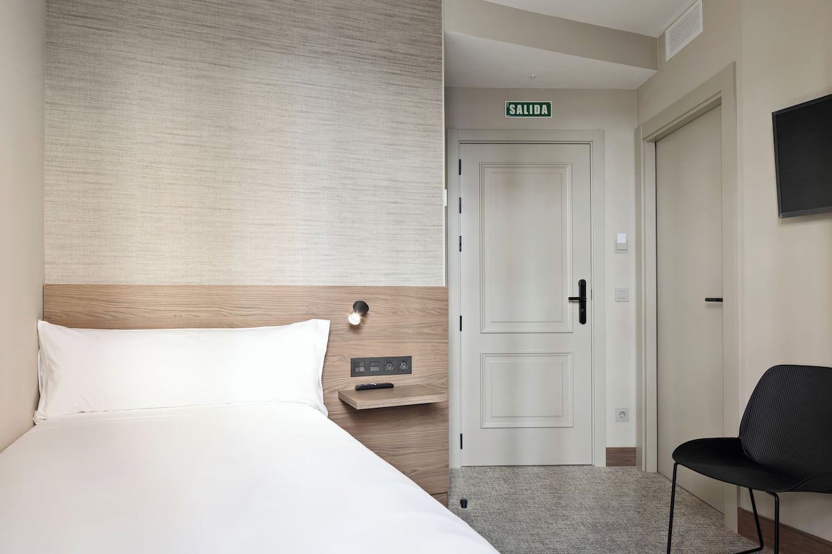 Quarto solteiro | Frigobar, cofres nos quartos, escrivaninha, cortinas blackout