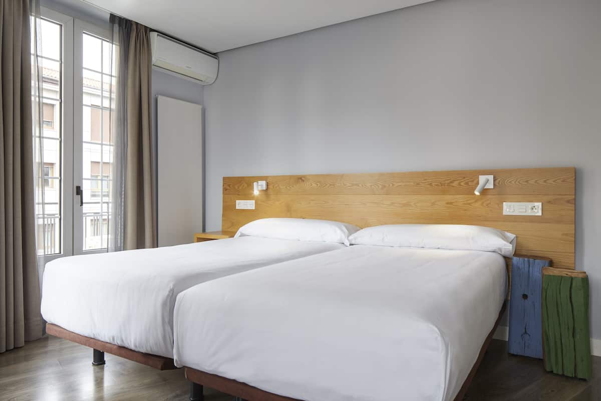Een minibar, een kluis op de kamer, een bureau, verduisterende gordijnen