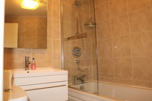 Family Room (For 5 People) | Desk, blackout drapes, iron/ironing board, free WiFi - Barry House (London)