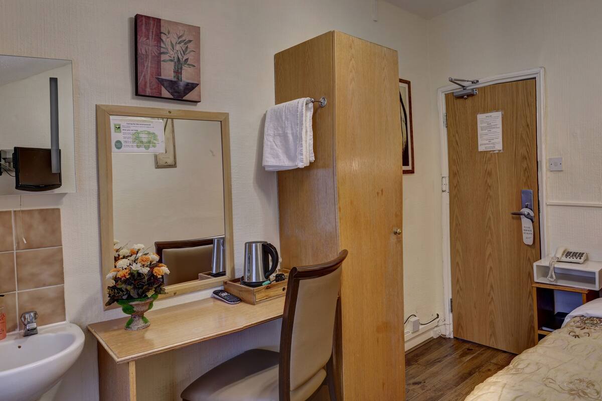 Single Room, Shared Bathroom (4th Floor, No Lift) | Desk, blackout drapes, iron/ironing board (on request), WiFi (free)