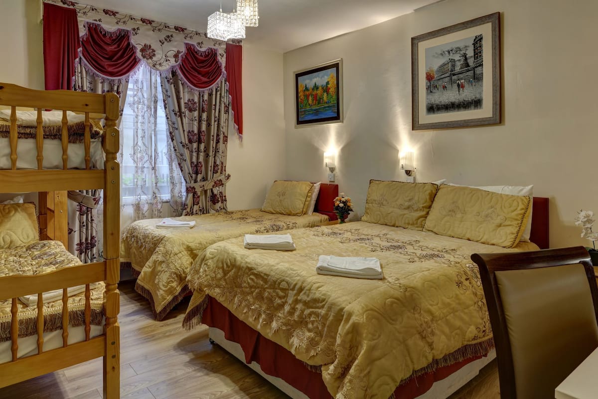 Family Room (For 5 People)