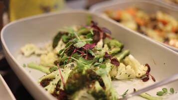 Sarapan ala kontinental setiap hari (GBP 15 per orang)