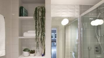 Perlengkapan mandi desainer, pengering rambut, jubah mandi, dan handuk