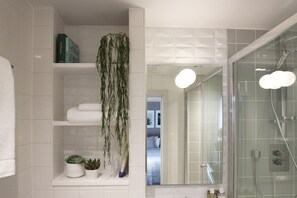 Designer-Toilettenartikel, Haartrockner, Bademäntel, Handtücher